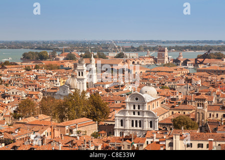 Ein Blick vom Campanile gegenüber den Kirchen San Zaccaria und San Giorgio dei Greci. Stockfoto