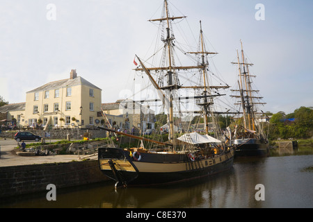 Charlestown Cornwall September Großsegler mit furled Segel vor Anker im Hafen des malerischen Fischerdorfes Stockfoto