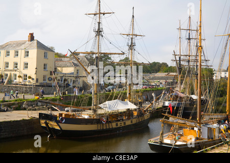 Charlestown Cornwall England UK September große Schiffe mit furled Segel vor Anker im Hafen des malerischen Fischerdorfes Stockfoto