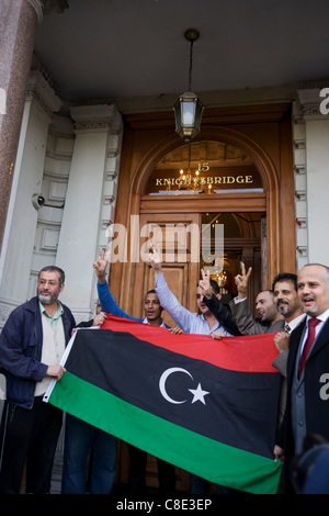 Libysche Staatsbürger und diplomatischen Personals feiern auf den Stufen vor ihrer Botschaft London Knightsbridge, Zentrum von London am 20.10.11, als Reaktion auf den Tod früher in Sirte von Diktator Muammar Muhammad Abu Minyar al-Gaddafi, am Tag seiner 42 Jahre Herrschaft über Libyen kam es zu einem offiziellen Ende. Stockfoto