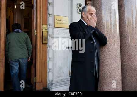 Libysche Staatsbürger und diplomatischen Personals feiern auf den Stufen vor ihrer Botschaft London Knightsbridge, Zentrum von London am 20.10.11, als Reaktion auf den Tod früher in Sirte von Diktator Muammar Muhammad Abu Minyar al-Gaddafi, am Tag seiner 42 Jahre Herrschaft über Libyen kam es zu einem offiziellen Ende. Stockfoto