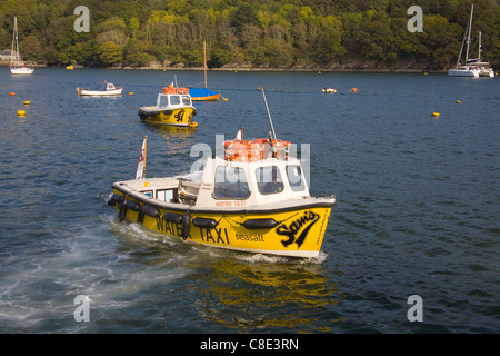 Cornwall England UK gelbe Wassertaxi am Fluss Fowey Stockfoto