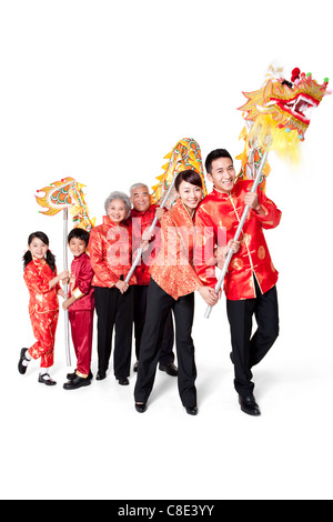 Familie gekleidet in traditioneller Kleidung feiert Chinesisches Neujahr Stockfoto