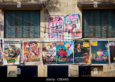 Indischer Filmposter, Bollywood, in der Stadt von Varanasi, Benares, Nordindien Stockfoto