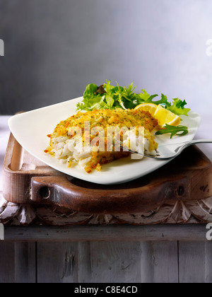 Leicht ramponierte Seezunge serviert auf einem Teller auf einem Tisch Stockfoto
