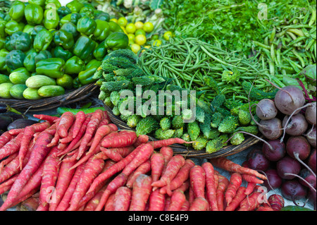 Frisches Gemüse, Karotten, Paprika, rote Beete, Bohnen, Gurken, Erbsen auf Verkauf am Marktstand in Varanasi, Benares, Indien Stockfoto