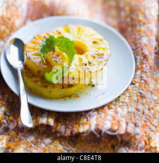 Karamellisierten Ananasscheiben mit Kalk Stockfoto