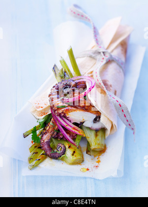 Kleine Tintenfische und gegrilltem Fenchel kebab Stockfoto