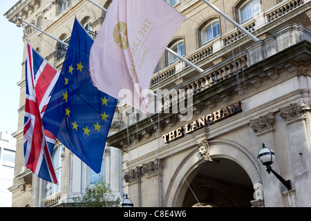 Fahnen am Eingang zum The Langham Hotel, Upper Regent Street, London Stockfoto