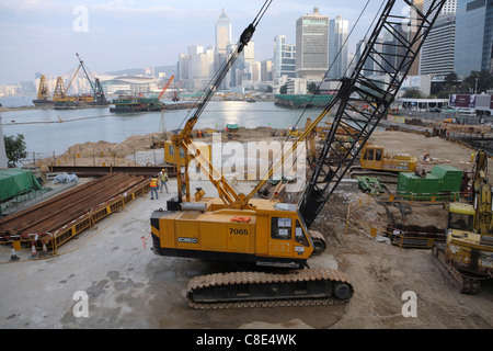 riesige gelbe Kran arbeiten zurückfordern Immobilien Grundstücke in Hong Kong Victoria Harbour China, Blick über Hafen, Kowloon Stockfoto