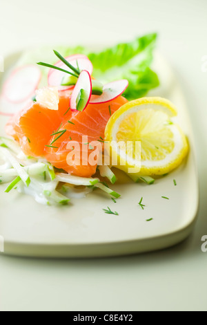 Geräucherter Lachs, grüner Apfel und Rettich Salat Stockfoto