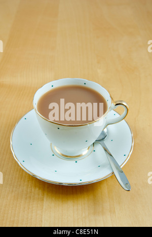 Eine Tasse Tee mit Milch in einem Bone China Tasse und Untertasse. Stockfoto