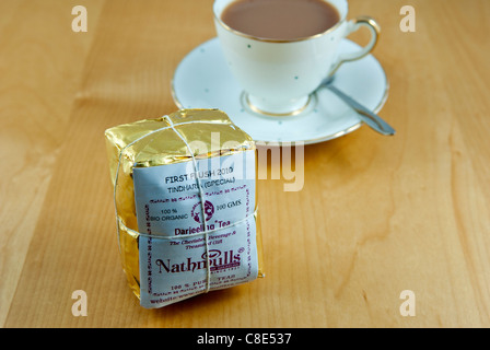 Ein Paket von Darjeeling Tee mit einer Tasse Tee. Stockfoto