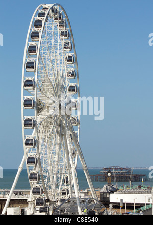 Brighton-Rad und der West Pier Stockfoto