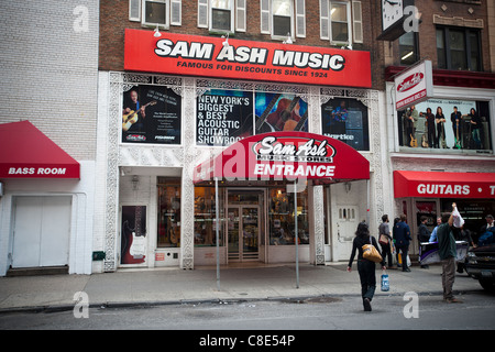 Ein Sam Ash Musik speichern auf West 48th Street in Midtown in New York Stockfoto