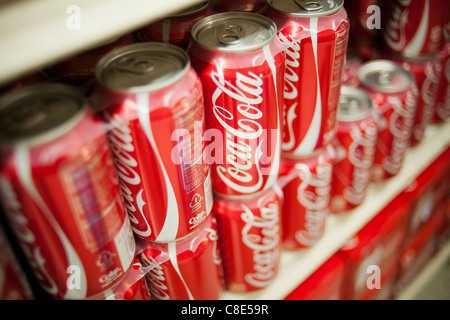 Sixpacks von Coca-Cola-Dosen in einem Supermarkt in New York Stockfoto