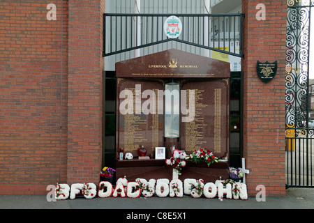 Der Hillsborough-Katastrophe Denkmal (neben der Anfield Road-Tore) an der Anfield Road, Liverpool Football Club. Stockfoto