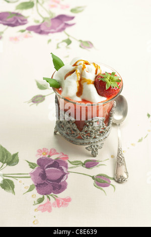 Erdbeeren und Basilikum cappuccino Stockfoto