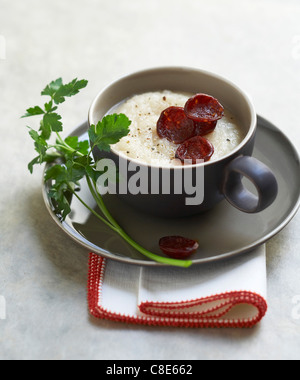 Kalte Sahne weiße Gartenbohnen Bohnen Suppe mit Chorizo Stockfoto