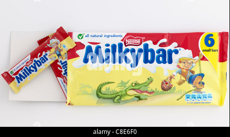 Paket kleine sechs Nestle Milky Bar weiße Schokolade Stockfoto