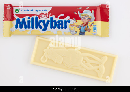 Zwei kleine Bars von Nestle Milky Bar weiße Schokolade mit einem Pferd Charakter Stockfoto