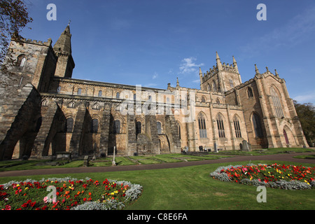 Stadt von Dunfermline, Schottland. Malerische Aussicht auf die Südfassade und Hauptschiff der Dunfermline Abbey. Stockfoto