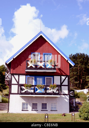 Wohnhaus. Rot, blau und weiß gestrichene Wände. Schöne architektonische Lösung. Stockfoto