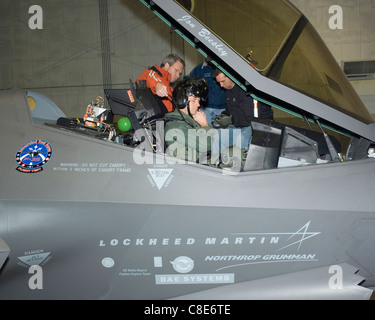 Lieutenant Colonel James Kromberg passt seinen Helm, als er bereitet sich auf die f-35 Lightning II zu fliegen Stockfoto