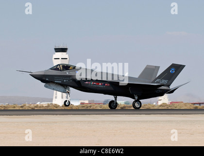 Eine f-35 Joint Strike Fighter, nummeriert von AA-1, taxis vorbei an den Kontrollturm auf der Edwards Air Force Base, Kalifornien, Okt. 1. Stockfoto