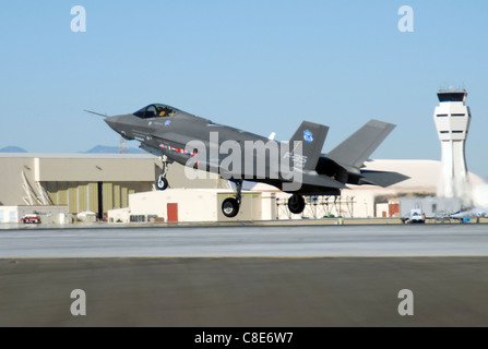 Eine f-35 Joint Strike Fighter, AA-1 markiert landet Okt. 23 in Edwards Air Force Base, Kalifornien Stockfoto