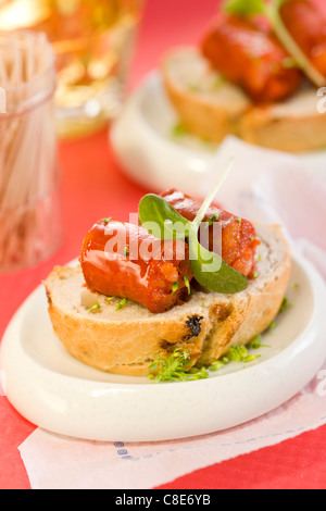 Chorizo in Weißwein auf eine Scheibe Brot gekocht Stockfoto