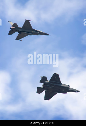 Ein 33. Geschwader f-16 Fighting Falcon Escort eine F-35A Lightning II den joint Strike fighter Stockfoto