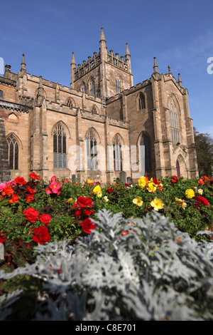 Stadt von Dunfermline, Schottland. Malerische Aussicht auf die Südfassade der Dunfermline Abbey Pfarrkirche. Stockfoto