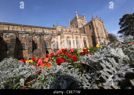 Stadt von Dunfermline, Schottland. Malerische Aussicht auf die Südfassade und Hauptschiff der Dunfermline Abbey. Stockfoto