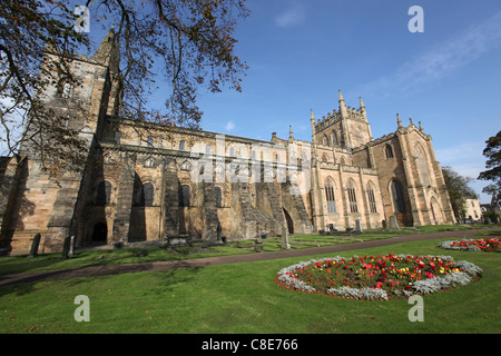 Stadt von Dunfermline, Schottland. Malerische Aussicht auf die Südfassade und Hauptschiff der Dunfermline Abbey. Stockfoto