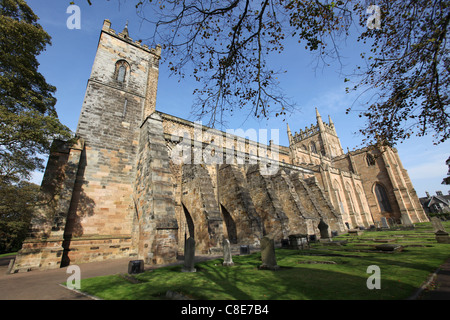 Stadt von Dunfermline, Schottland. Malerische Aussicht auf die Südfassade und Hauptschiff der Dunfermline Abbey. Stockfoto