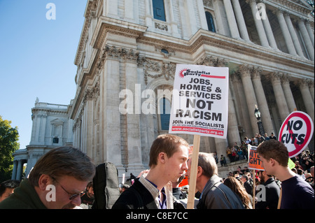 Anti-rassistische Banner, besetzen London Protest in Saint-Paul Kathedrale 15.10.2011 Stockfoto