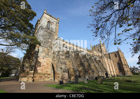 Stadt von Dunfermline, Schottland. Malerische Aussicht auf die Südfassade und Hauptschiff der Dunfermline Abbey. Stockfoto