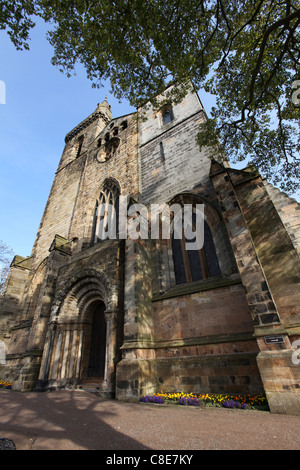 Stadt von Dunfermline, Schottland. Die Fassade und Kirchenschiff Westeingang, Dunfermline Abbey. Stockfoto