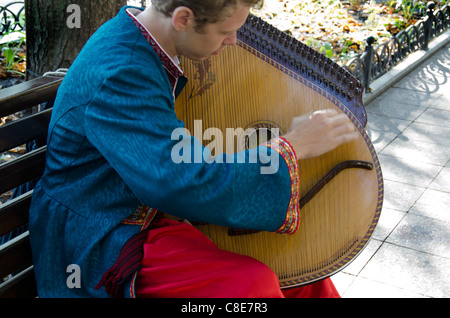 Ukraine, Odessa. Junge Musiker auf Primorski Boulevard 64-saitige Bandura, das nationale Instrument zu spielen. Stockfoto