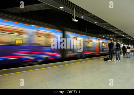 Bewegungsunschärfe von fahrenden Zügen und statischen Passagieren auf dem Bahnsteig am Bahnhof St. Pancras International für Thameslink Services in London, England, Großbritannien Stockfoto
