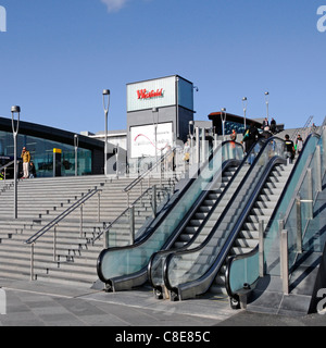 Am frühen Morgen Ansicht Treppe mit Geländer & outdoor Fahrtreppen der Westfield Shopping Malls an Stratford Newham East London England Großbritannien führenden Stockfoto