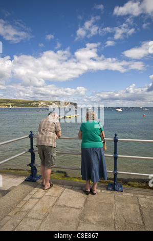 Genießen Sie den Blick über die Bucht von Swanage in Richtung Ballard Punkt paar. Swanage, Dorset, England, UK Stockfoto