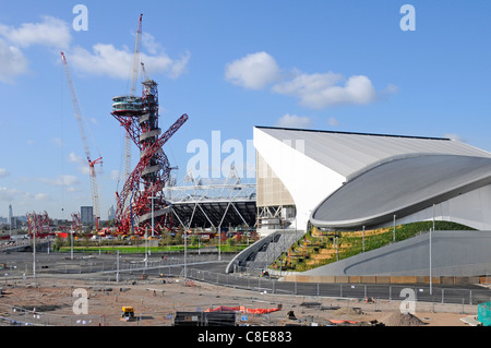 2012 Olympia Arcelor Mittal Orbit Turm im Londoner Olympiapark mit Aquatics Centre und Teil des Hauptstadions Newham East London England UK Stockfoto