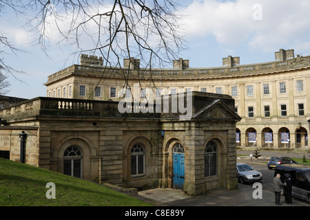 Buxton Crescent ist ein denkmalgeschütztes Gebäude in Buxton, Derbyshire, England, georgianische Architektur Stockfoto