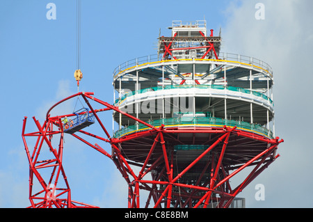 Observation Deck Bau an der Oberseite des strukturellen Kern von ArcelorMittal Orbit Turm für die Olympischen Spiele 2012 in London Arbeiter weiter auf Rot springen um DE Stockfoto