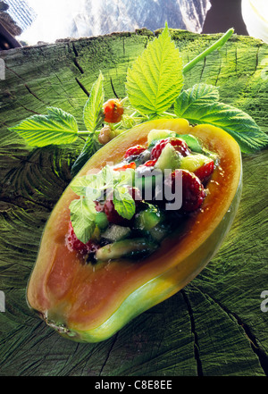 Salat von frischen Früchten serviert in halbe eine Guave Stockfoto