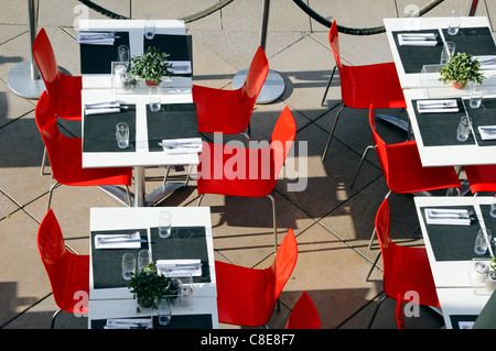 Restaurant im Freien Tische und Stühle warten auf Kunden London England Großbritannien Stockfoto