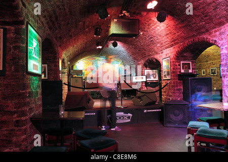 Innenansicht des Bühnenraums Höhle in der Welt berühmten Cavern Club, wo die Beatles uraufgeführt, Liverpool, England. Stockfoto