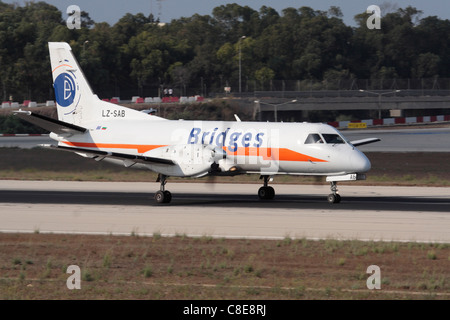 Brücken weltweit Saab 340 Flugzeug auf der Startbahn während des Starts von Malta Stockfoto